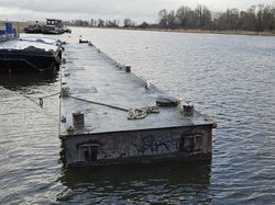 Mooring pontoon