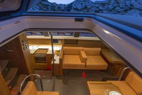 Manufacturer Provided Image: Wauquiez Pilot Saloon 48