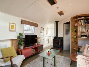 60 ft. by 12 ft. 6 in. widebeam in Canary Wharf