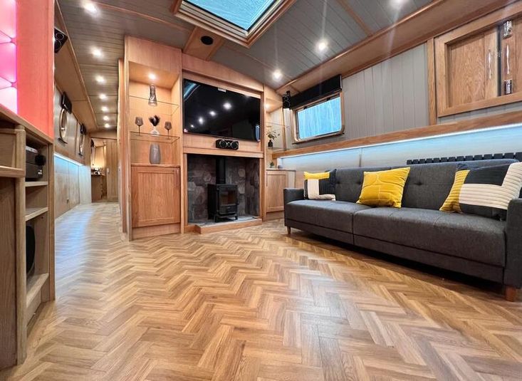 BESPOKE BOAT CO 65ft WIDEBEAM