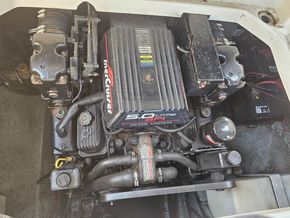 Sea Ray 240 Sundancer  - Engine