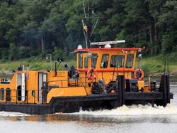 PUSHER TUG  -    VERY SHALLOW DRAFT