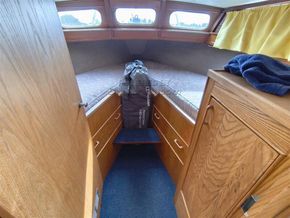 Classic Motor Cruiser  Centre Cockpit - Forward Cabin