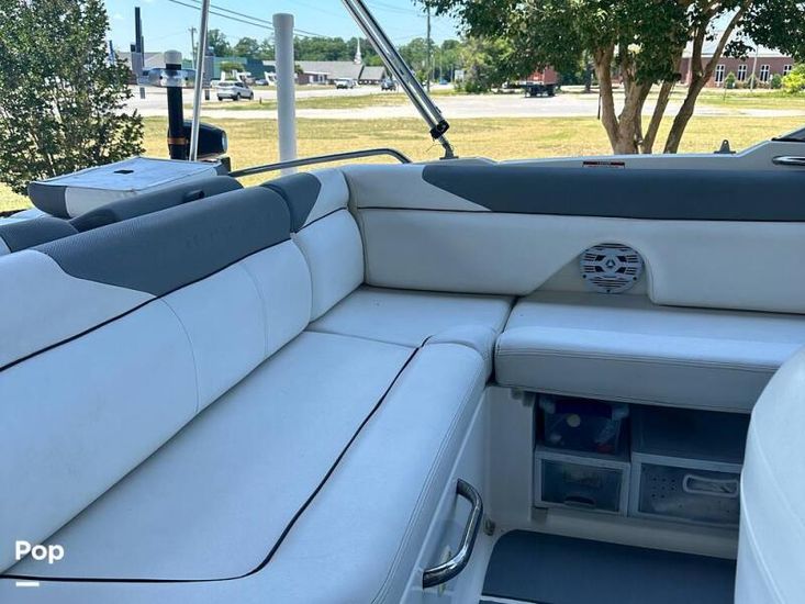 2015 Bayliner 215 br