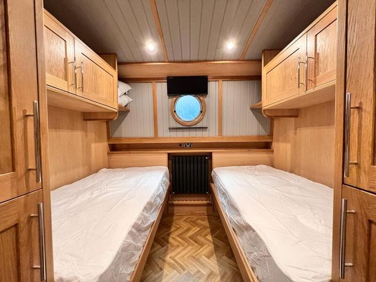 BESPOKE BOAT CO 65ft WIDEBEAM