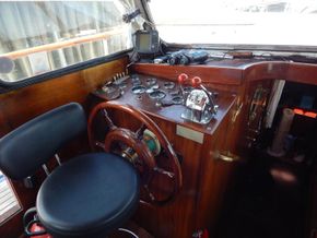 Dutch Steel Motor Cruiser  - Helm
