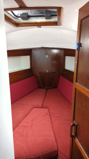 Light airy V Berth new hatch 