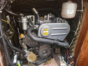 Beneteau 32s5  - Engine