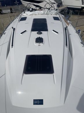 2025 Bavaria 37 Cruiser 6