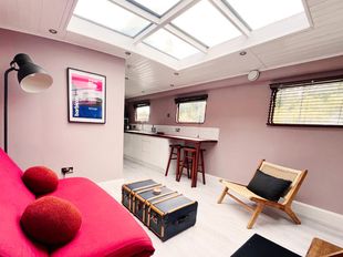 Bright and modern 1 bed houseboat to rent