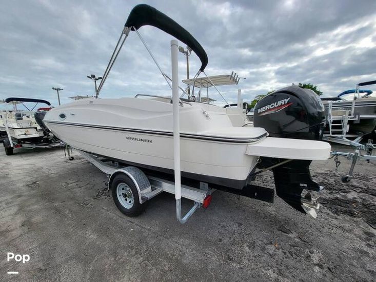 2018 Bayliner 210 deck boat