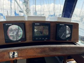 Sadler 32  - Cockpit Instruments