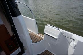 Jeanneau Merry Fisher 895 - cockpit side gate for easy access to pontoons and the water