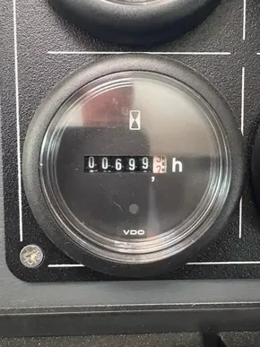 Hour meter reading 699.2 hours on Leopard 50, 2022 model.