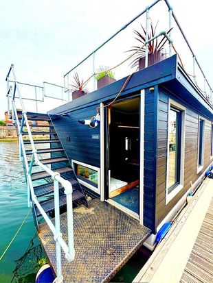 Lapwing - 39' Liverpool Based Houseboat