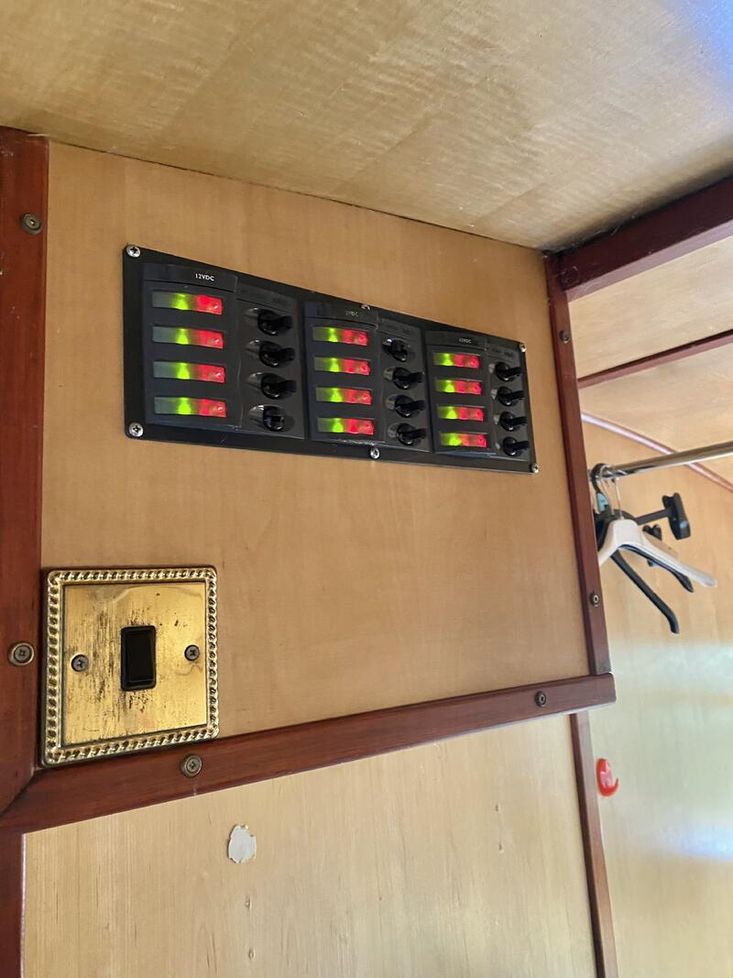 57ft x 10ft Wide Beam houseboat
