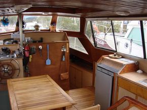 Motor Cruiser 36ft live aboard cruiser - Saloon
