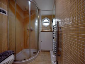 Viking Wide Beam 70ft with Windsor mooring  - Heads