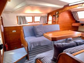 Prout Quest 33 Aft cabins - Saloon