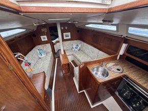 Moody 346  - Interior