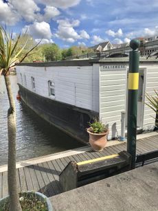 Convenient house boat for London commute