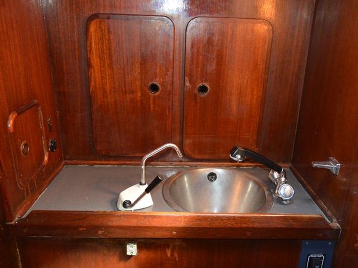 1982 Oyster 37