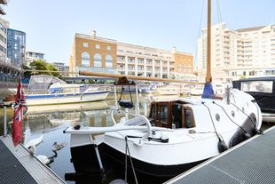 Refitted one-bedroom Dutch barge in Chelsea Harbour