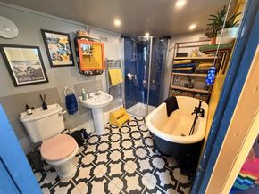 Houseboat Converted barge  - Heads