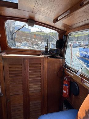 Saloon door, VHF radios 