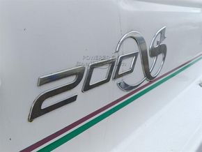 Sealine S200  - Hull Close Up