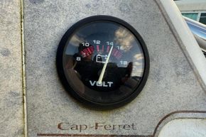 Voltmeter on 2003 Cap-Ferret 500 S Cabin boat dashboard, showing voltage levels.