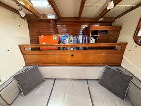 Salon (and second retractable bed)