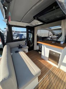 2018 Sealine C330