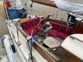 Cardinal Sloop Cruiser Classic Wooden Yacht - Cockpit