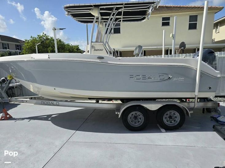 2019 Robalo r 200