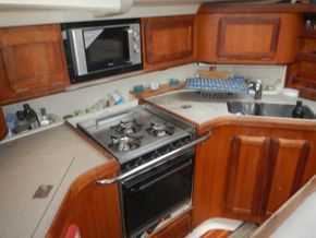 Hunter Legend 430  - Galley