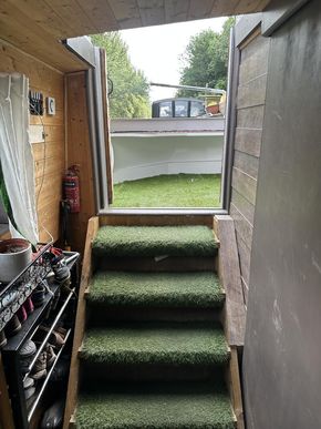 Stern Entry Point fake turf for confort and charm.
