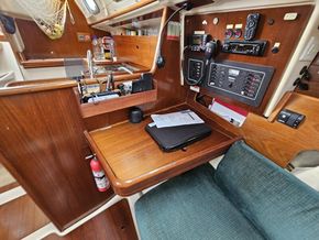 Beneteau Oceanis 321  - Navigation Station