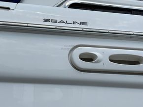 Sealine F44  - Hull Close Up